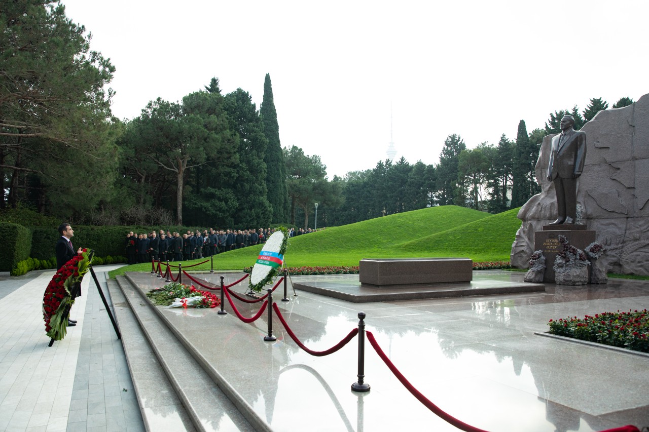 “Azərsun Holdinq”in rəhbər heyəti Ulu Öndərin məzarını ziyarət edib - FOTOLAR